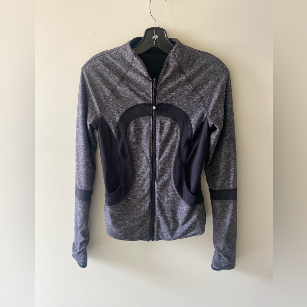RARE and Versatile Lululemon Reversible Forme Jacket Size 4 - Black / Grey